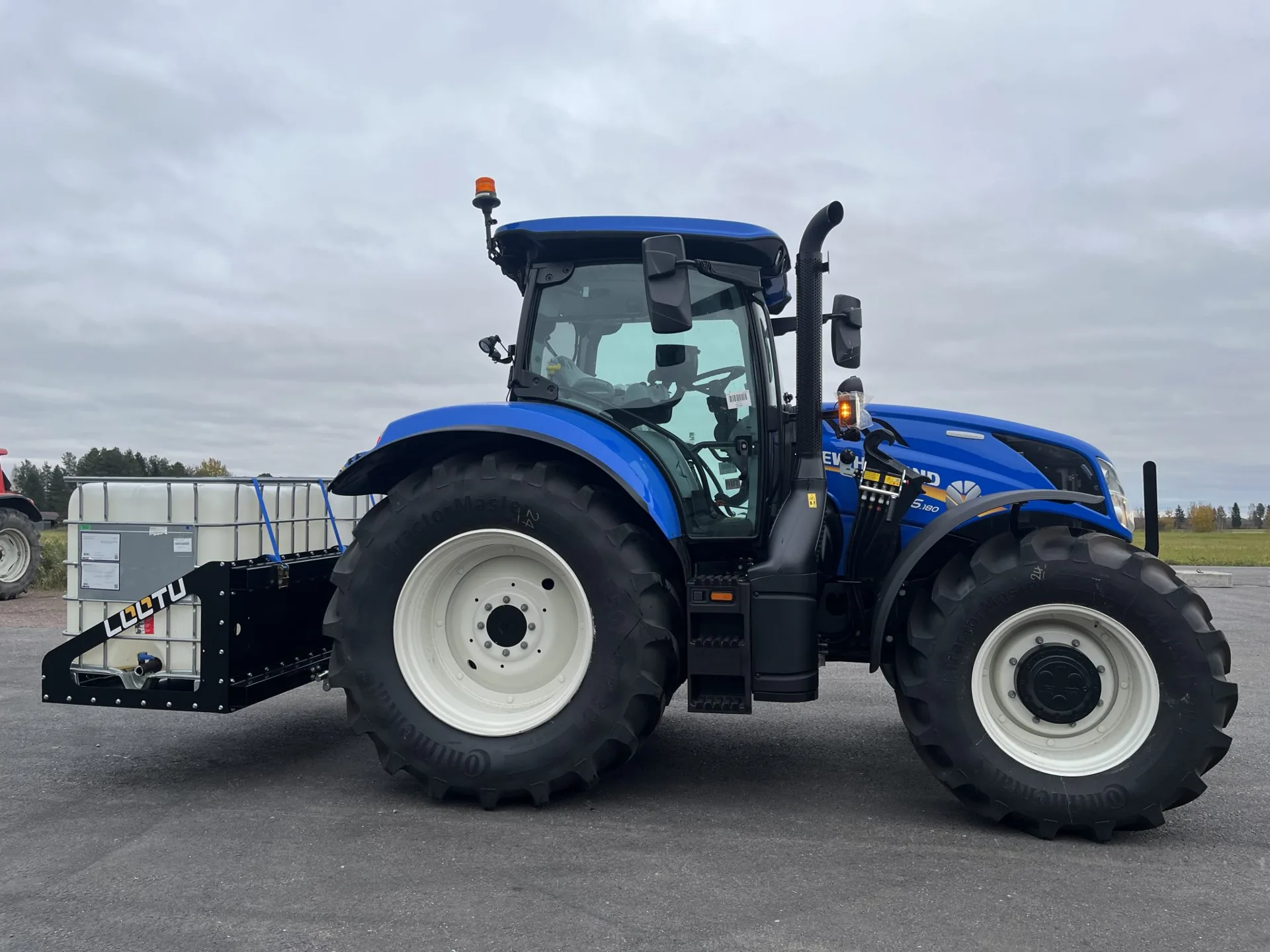 Traktor med Lootu-tankstativ for vanntransport