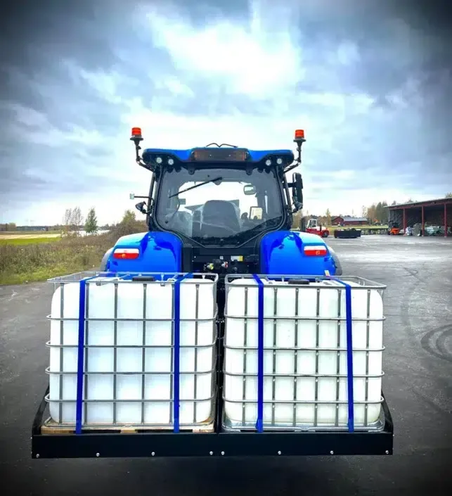 Tankstativ 2 x 1000 l foran en traktor