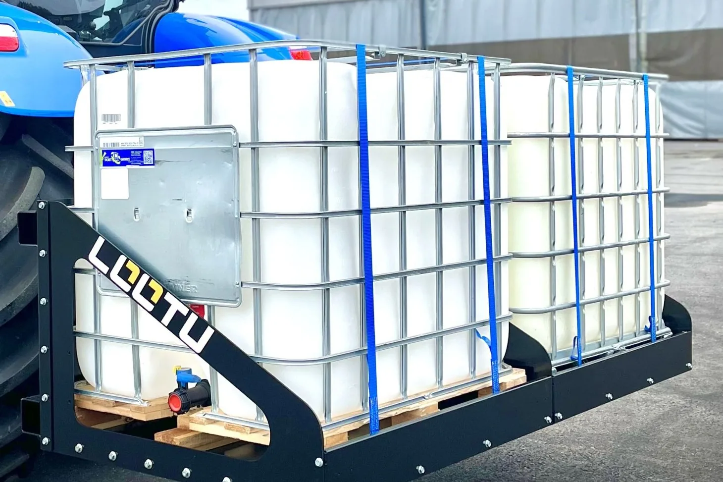 Kaksi 1000 litran IBC-säiliötä Lootu-telineessä
