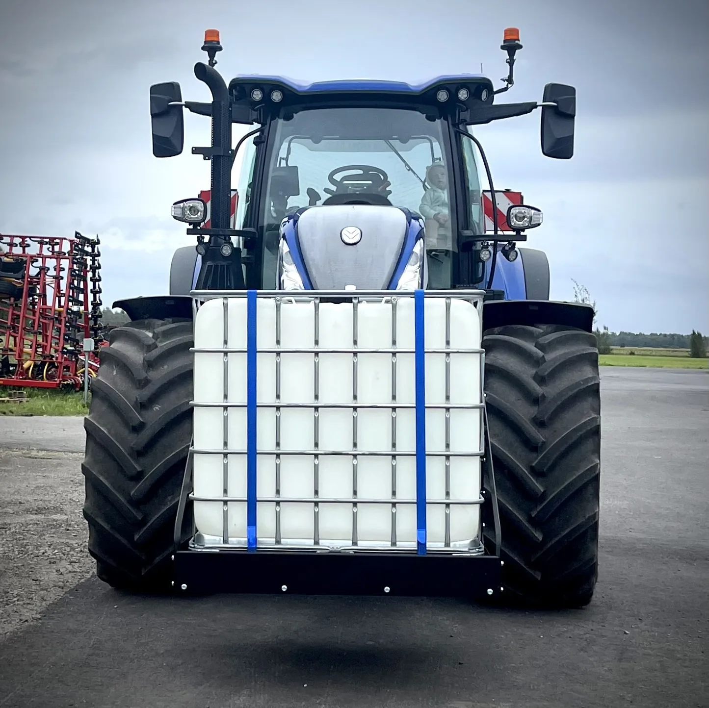 Lootu-tankstativ og IBC-tank foran en traktor