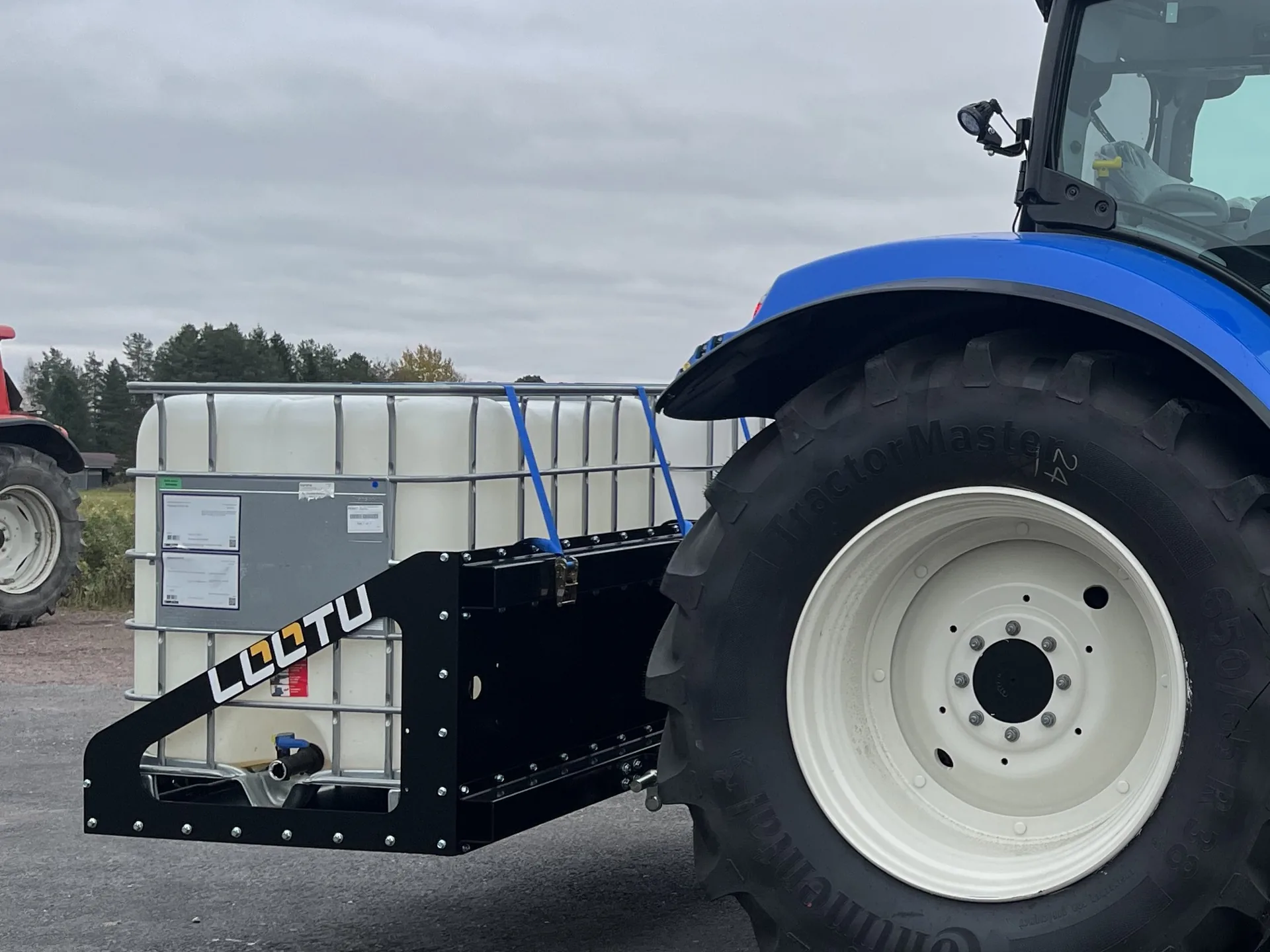 Lootu-tankstativ og IBC-tank i traktorens bakløfter