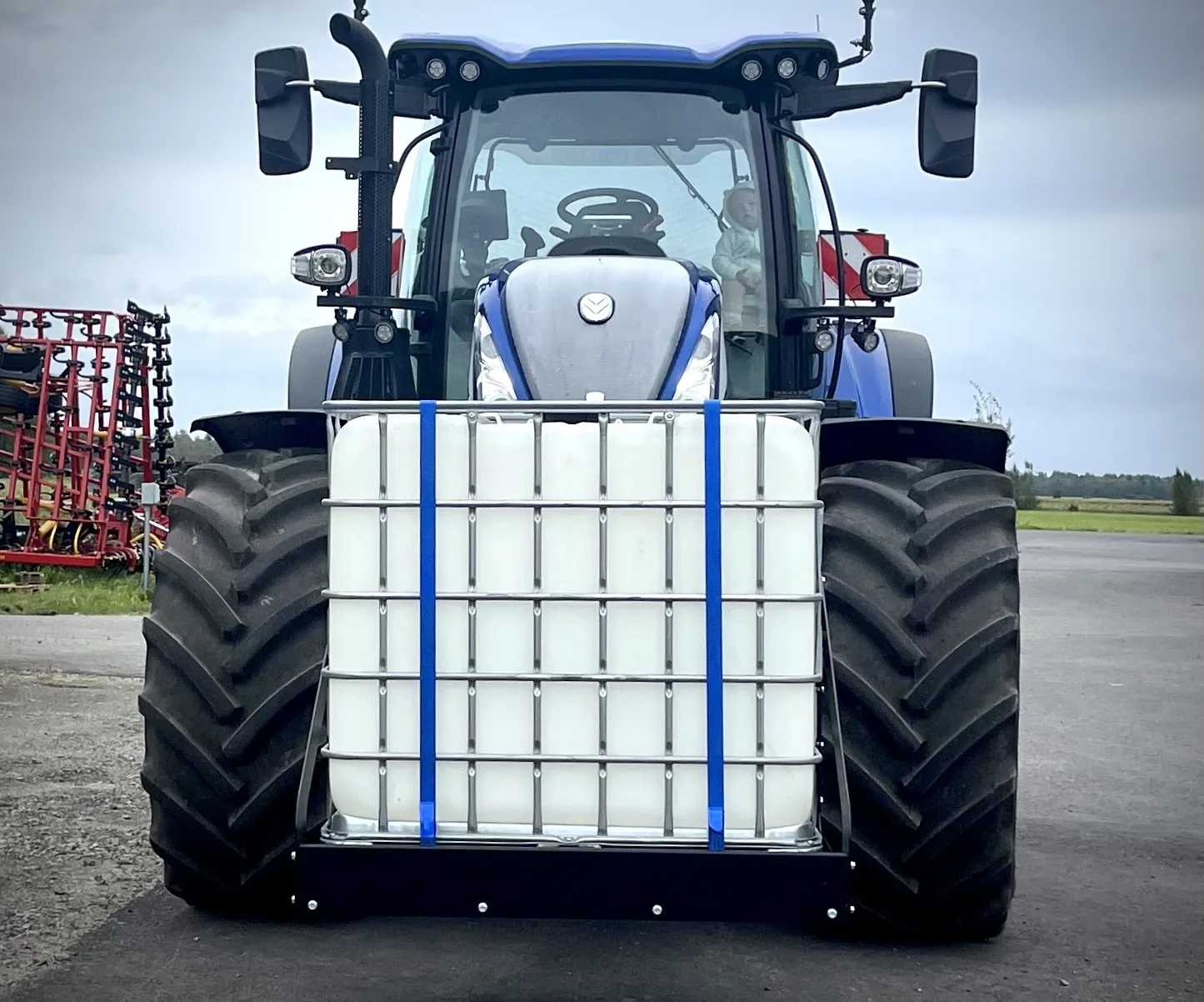 Lootu-tankstativ og IBC-tank i traktorens frontløfter sett forfra